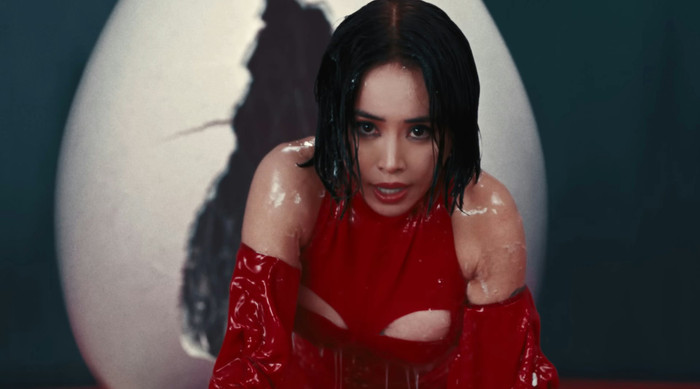 Nữ ca sĩ gây sốc với hình ảnh nhầy nhụa bên 16 vũ công Ảnh 2