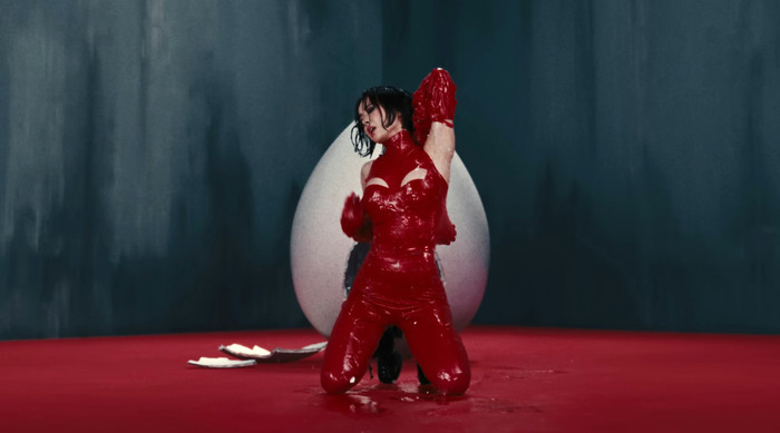 Nữ ca sĩ gây sốc với hình ảnh nhầy nhụa bên 16 vũ công Ảnh 6