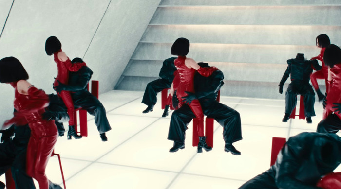 Nữ ca sĩ gây sốc với hình ảnh nhầy nhụa bên 16 vũ công Ảnh 7