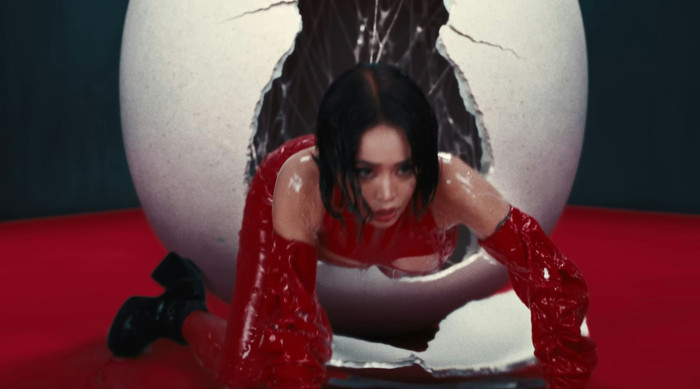 Nữ ca sĩ gây sốc với hình ảnh nhầy nhụa bên 16 vũ công Ảnh 4