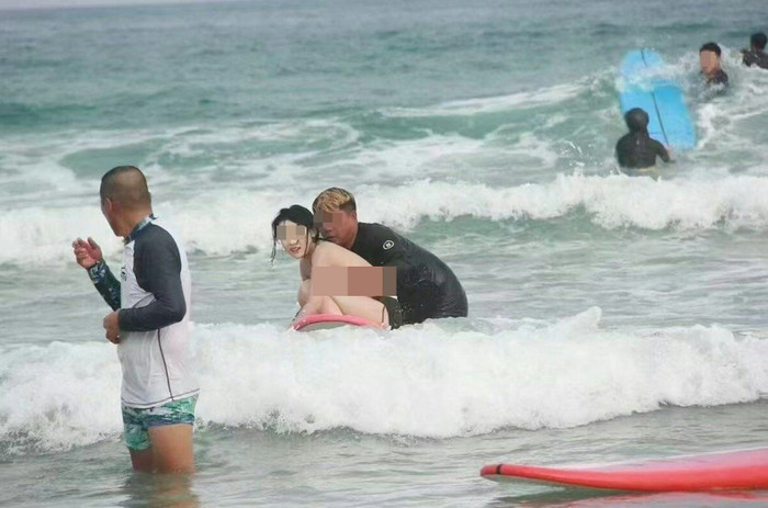 Cô gái bị cuốn trôi bikini khi chơi lướt sóng, nam hướng dẫn viên có hành động gây tranh cãi Ảnh 3