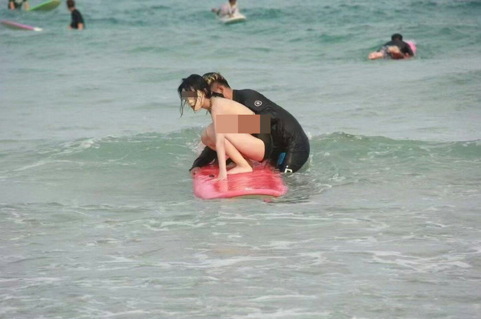 Cô gái bị cuốn trôi bikini khi chơi lướt sóng, nam hướng dẫn viên có hành động gây tranh cãi Ảnh 2