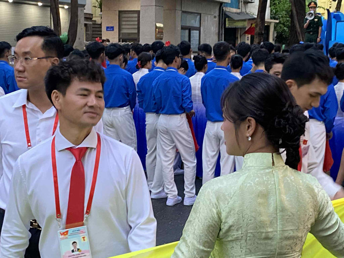NSND Xuân Bắc thăm hỏi các nghệ sĩ trước giờ diễn ra buổi lễ tổng duyệt. (Ảnh Phương Thảo)
