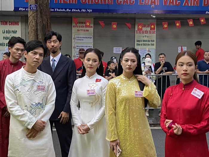 Hoàng Thùy Linh, Đen Vâu, Việt Hoa, Tuấn Cry... tại buổi lễ tổng duyệt. (Ảnh Phương Thảo)