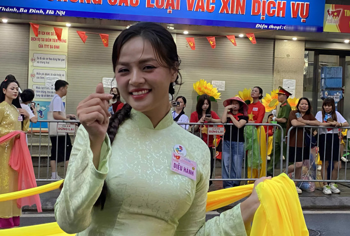 Diễn viên Thu Quỳnh rạng rỡ, hào hứng trước giờ tổng duyệt. (Ảnh Phương Thảo)