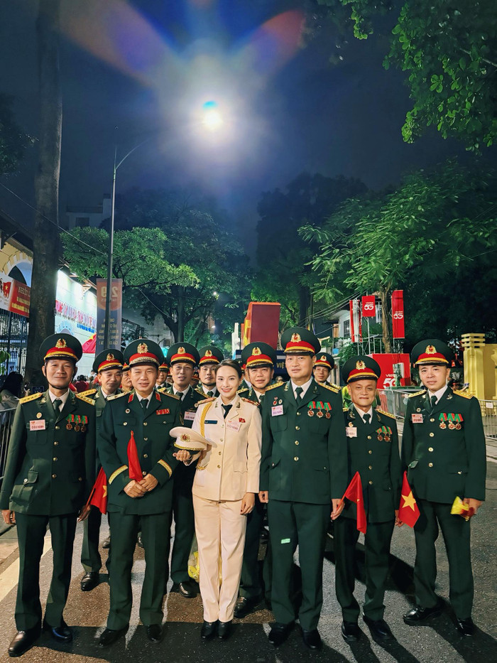 Diễn viên Bảo Thanh chia sẻ trên trang cá nhân: 'Đi bộ vào điểm tập kết thế nào cháu lại vinh hạnh được gặp ngay “khối đẹp nhất” trong tất cả các khối'. 