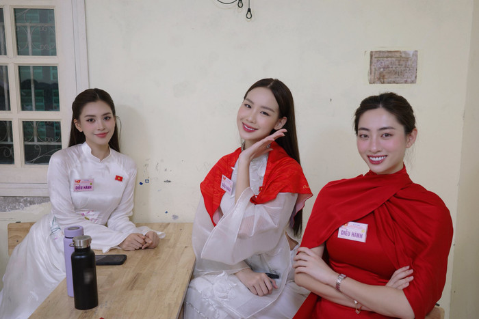 Dàn hoa hậu như Tiểu Vy, Lương Thùy Linh, Bảo Ngọc có mặt tại điểm tập kết từ sớm, chuẩn bị cho buổi lễ tổng duyệt sáng 30/8. (Ảnh FBNV)