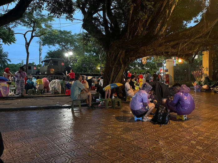 Nhiều người dân thức xuyên đêm để đón chờ khoảnh khắc đẹp của Tổ Quốc. Ảnh: Phạm Hương