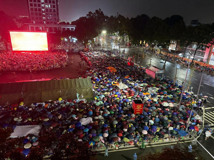 Thời tiết Hà Nội có mưa nhỏ, thế nhưng không ngăn được tinh thần của người dân. Mọi người vẫn đổ ra đường từ rất sớm, 'đội mưa' đợi chờ đến giờ tổng duyệt. Ảnh: 54Gifs - Mảnh ghép văn hoá