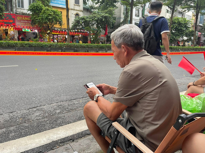 Trời dần sáng và đã ngớt mưa, thuận lợi cho người dân xem tổng duyệt. Ảnh: Phạm Hương