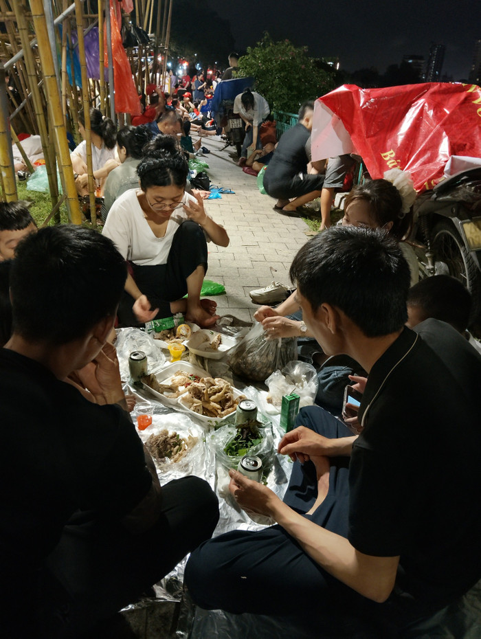 Nhiều người dân tranh thủ phá cỗ liên hoan tại Hồ Trúc Bạch phía đường Thanh Niên. Ảnh: Hà Đoàn Thanh