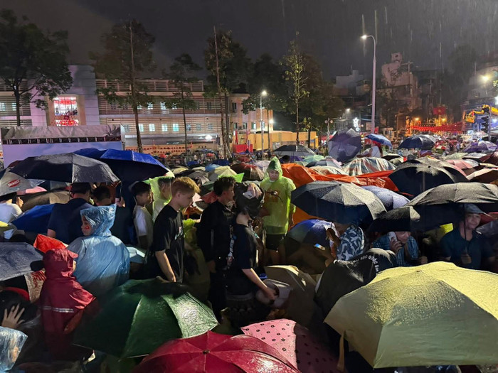 Theo ghi nhận, đến 5h30, trời đã ngớt mưa. Hiện tại các tuyến đường trung tâm quanh Quảng trường Ba Đình đã chật kín chỗ vì 'biển người'. Ảnh: 54Gifs - Mảnh ghép văn hoá