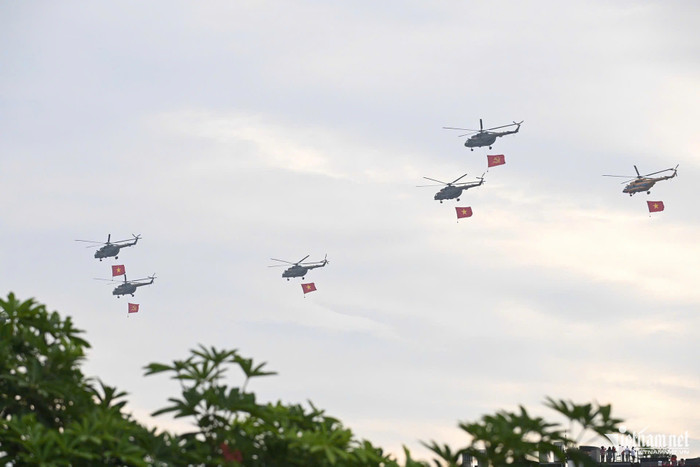 Biên đội trực thăng Mi-171, Mi-17, Mi-8, mang cờ Đảng, cờ Tổ quốc tung bay trên Quảng trường Ba Đình. Ảnh: VietNamNet