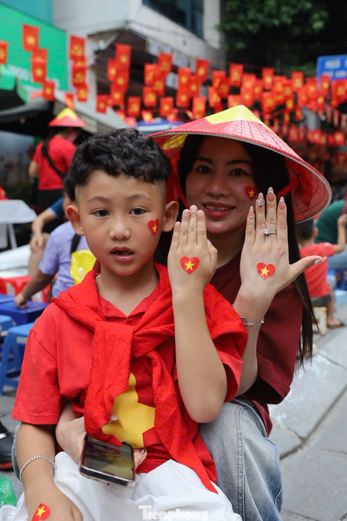 Nhiều em nhỏ mặc đồ chỉn chu, dán sticker cờ Tổ quốc háo hức đón chờ buổi tổng duyệt diễn ra vào sáng 30/8. (Ảnh Tiền phong)
