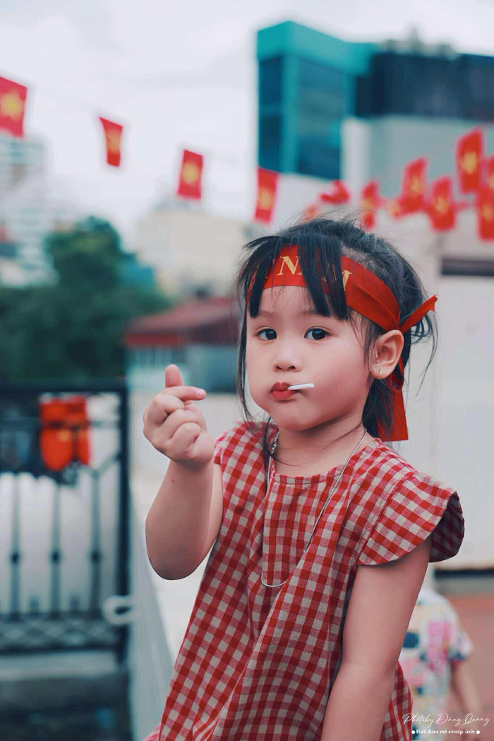 Nhiều em bé được bố mẹ chụp ảnh với concept chào mừng lễ Quốc khánh 2/9 với cờ đỏ tung bay. (Ảnh Vũ Đăng Quang)