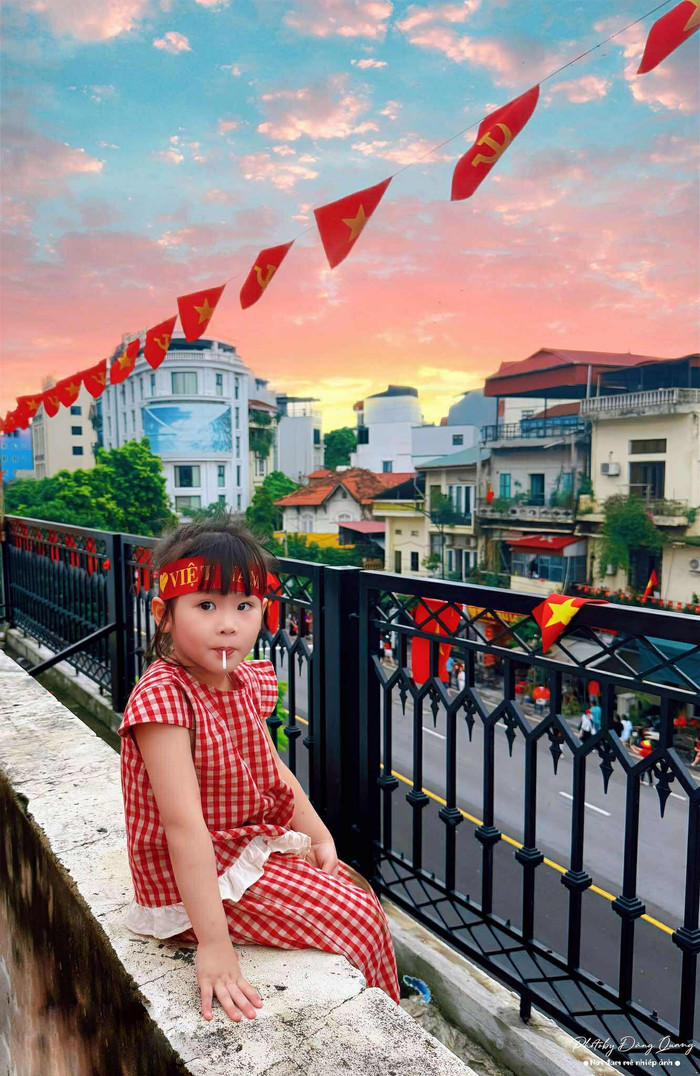 Hình ảnh các em bé được bố mẹ cho chụp ảnh chào mừng lễ Quốc khánh 2/9 nhận được sự yêu thích từ đông đảo netizen vì quá đỗi dễ thương. (Ảnh Vũ Đăng Quang)