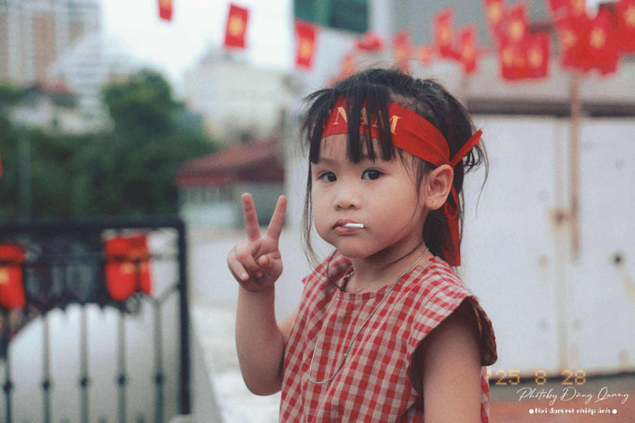 Không chỉ để lưu giữ kỷ niệm, nhiều phụ huynh cho rằng đây còn là dịp đặc biệt để giáo dục các con về lòng yêu nước, niềm tự hào dân tộc. (Ảnh Vũ Đăng Quang)