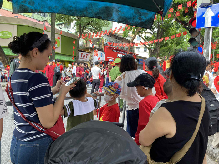 Nhiều em nhỏ đã có mặt từ rất sớm cùng người thân, chọn được vị trí đẹp để theo dõi buổi tổng duyệt. (Ảnh Phương Thảo)
