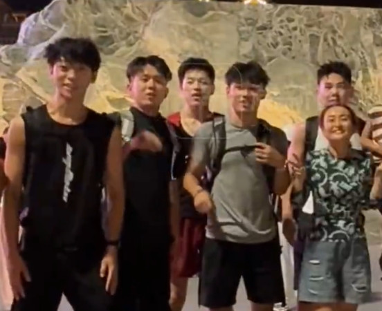 Hai người phụ nữ đi leo núi, gây xôn xao khi chi 100 triệu đồng thuê 24 'soái ca' theo phục vụ Ảnh 1