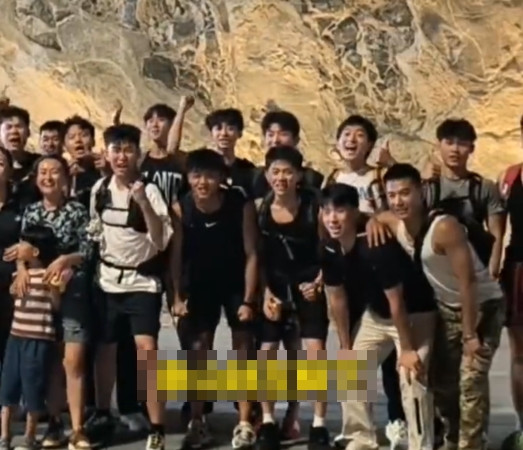 Hai người phụ nữ đi leo núi, gây xôn xao khi chi 100 triệu đồng thuê 24 'soái ca' theo phục vụ Ảnh 2