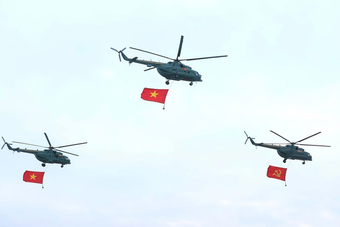 Biên đội trực thăng Mi-171, Mi-17, Mi-8, mang cờ Đảng, cờ Tổ quốc - Ảnh: VGP 