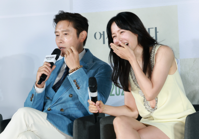 Son Ye Jin thể hiện sự thân thiện mỗi khi xuất hiện ở chốn đông người. Ảnh: News1