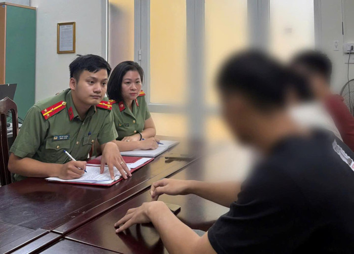 L.T.A làm việc tại cơ quan Công an. Ảnh: Công an TP Hà Nội