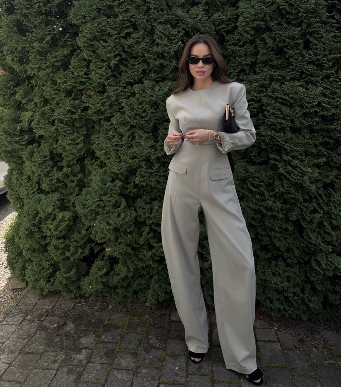 Hồ Ngọc Hà diện một bộ jumpsuit màu xám lạnh, phom dáng tối giản nhưng tinh tế khi đi đám cưới. (Ảnh FBNV)