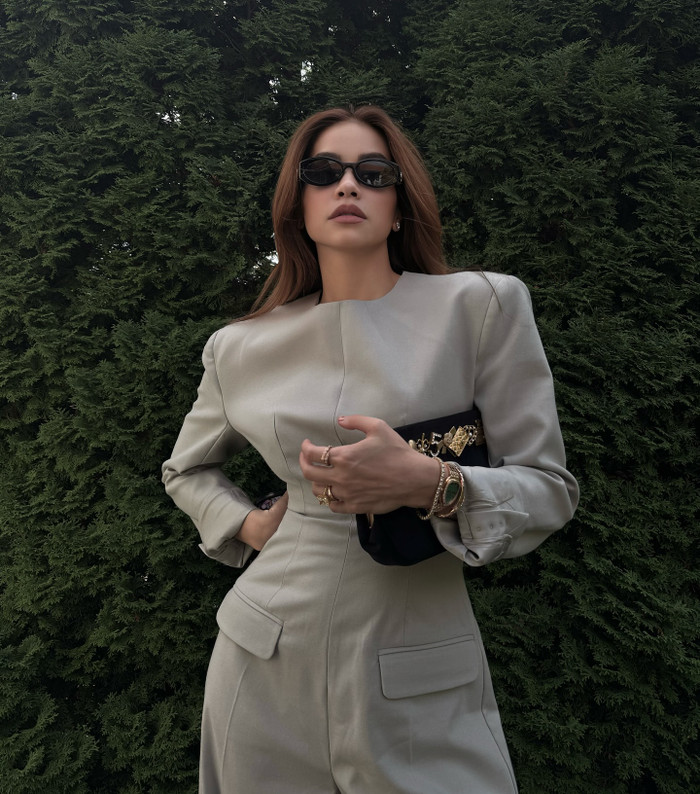 Lựa chọn này giúp nữ ca sĩ vừa giữ được sự kín đáo, vừa khẳng định phong thái thời trang cao cấp, mà không quá lấn lướt nhân vật chính của buổi tiệc. (Ảnh FBNV)