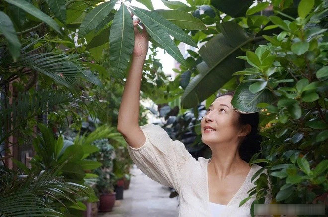 Người đẹp thẳng thắn chia sẻ, sau nhiều biến cố, cô cảm thấy hài lòng với cuộc sống độc thân. (Ảnh Sina)