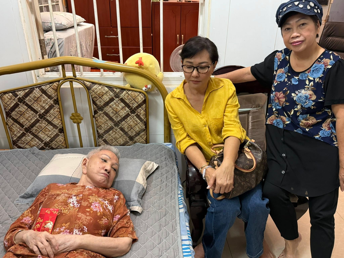 Hình ảnh nghệ sĩ Hồng Nga được nghệ sĩ Phương Dung chia sẻ khiến nhiều người chạnh lòng. (Ảnh: FBNV)