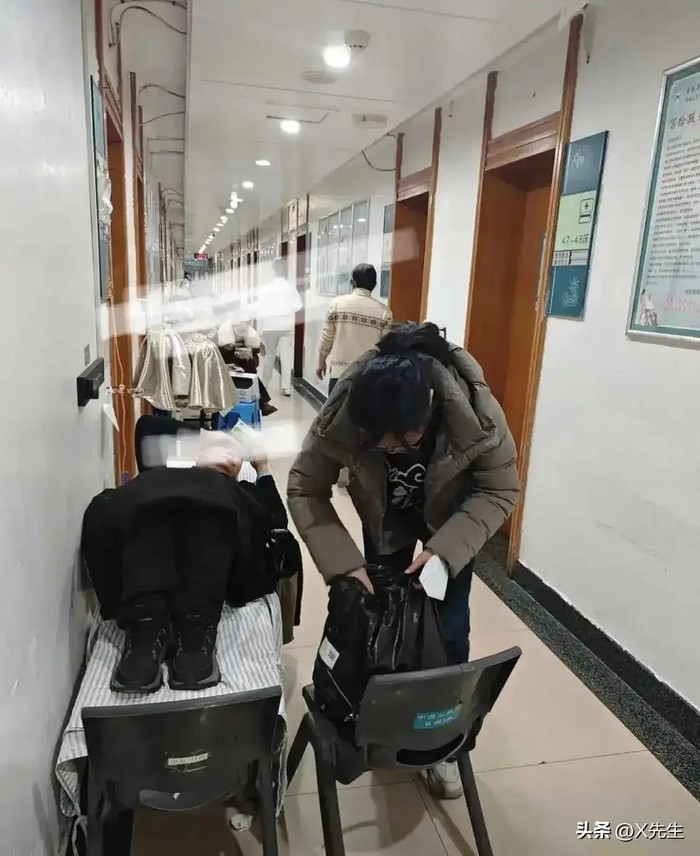 Nghỉ việc chăm sóc cha mắc ung thư suốt 1 năm, con gái 48 tuổi nhận lại đúng hai chữ gây đau lòng Ảnh 4