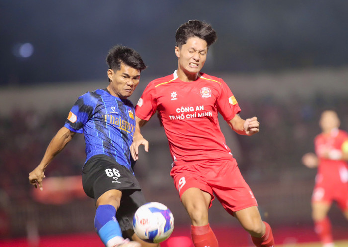 Sau ba trận chỉ có 1 điểm, HAGL (áo xanh) đang đứng áp chót, vị trí sẽ xuống hạng ở mùa này. Ảnh: CLB CA TP.HCM