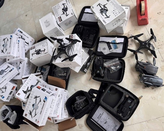 Công an TP Hà Nội vừa phát hiện, thu giữ 105 thiết bị bay trái phép tại một hộ kinh doanh có địa chỉ tại xã Đại Thanh, TP Hà Nội. Ảnh: Công an TP Hà Nội