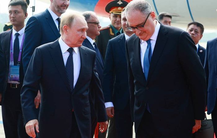 Tổng thống Nga Vladimir Putin và Đại sứ Nga tại Trung Quốc Igor Morgulov tại lễ đón ở sân bay quốc tế Tân Hải (TP Thiên Tân, Trung Quốc). Ảnh: TASS 