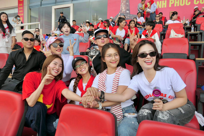 Dàn sao Việt ăn vận chỉn chu, thể hiện nguồn năng lượng tích cực khi tập luyện cho lễ diễu binh, diễu hành vào sáng 2/9 sắp tới. Ảnh: Facebook Khả Ngân