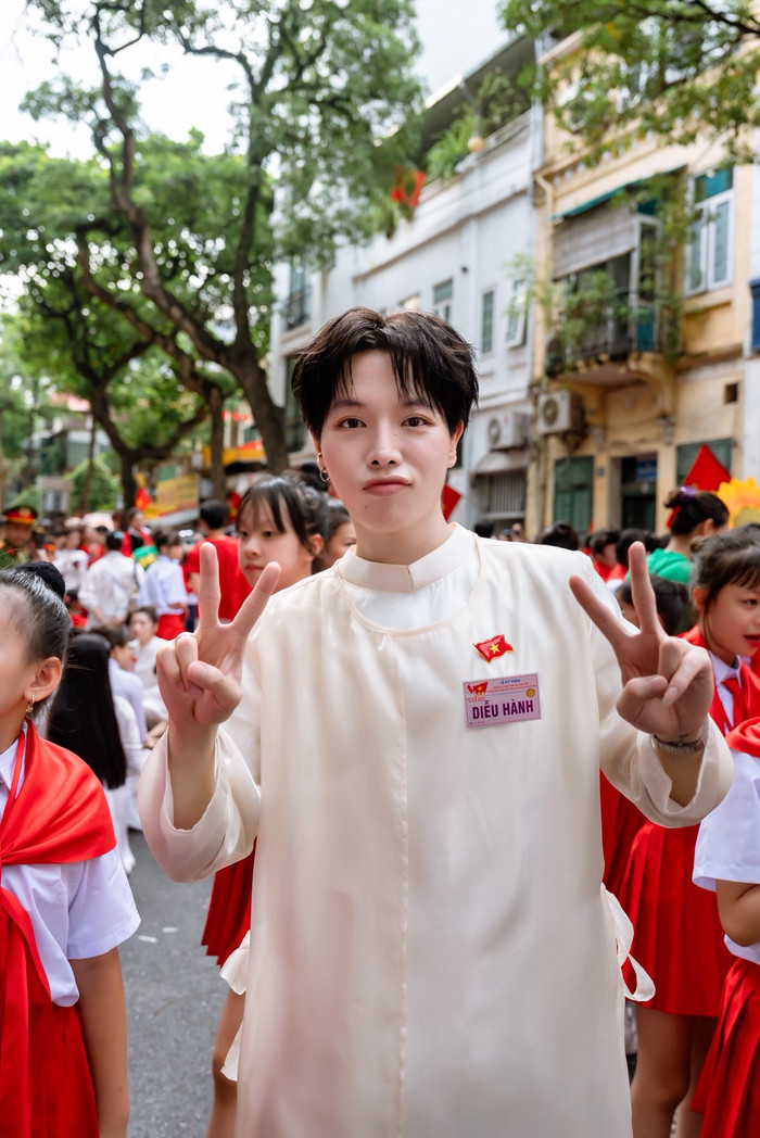 Phản ứng của Đức Phúc khi gặp Mỹ Tâm tại buổi tập luyện diễu hành, diễu binh Ảnh 1