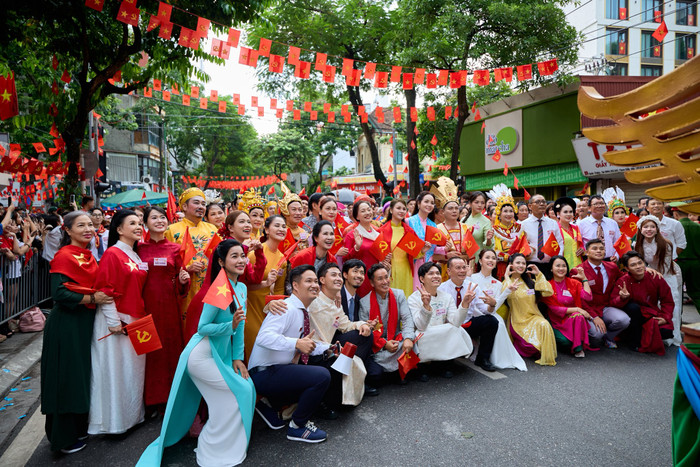 Nhiều nghệ sĩ Việt trước đó đã tham gia buổi tổng duyệt diễu binh diễu hành vào ngày 30/8, sẵn sàng cho ngày hội dân tộc. 