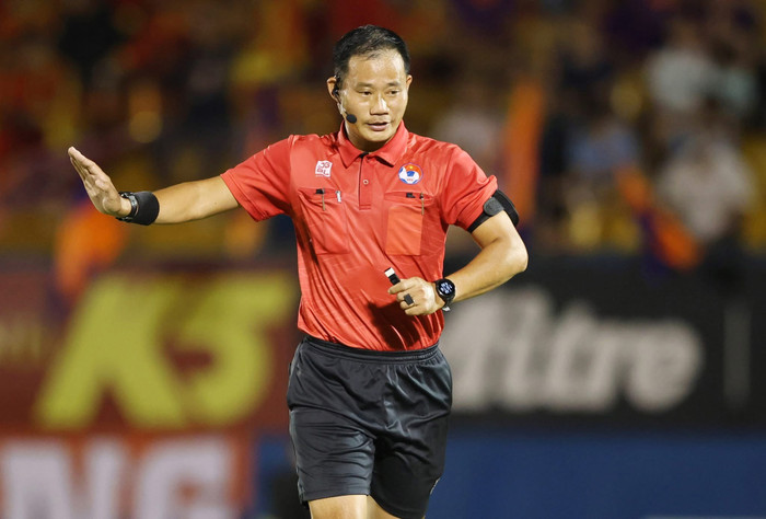 Nhiều trọng tài và người làm bóng đá Việt Nam không giấu được sự đau xót khi hay tin trọng tài Trần Đình Thịnh qua đời đột ngột. Ảnh: Anh Đồng