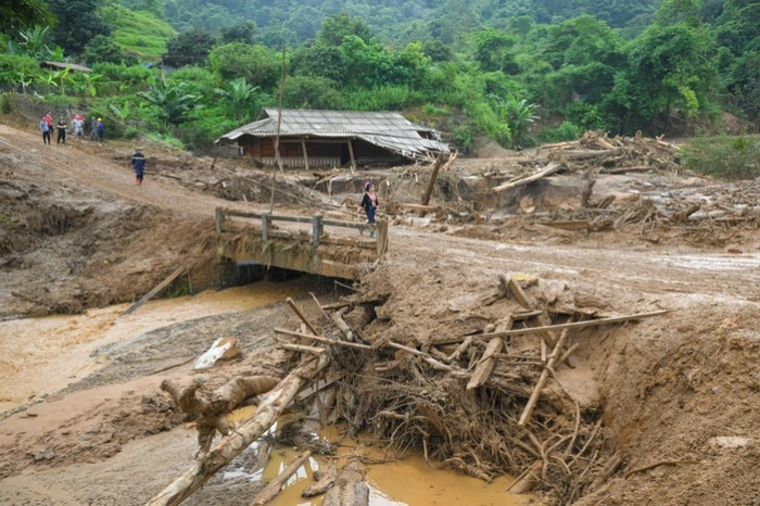 Một góc bản Háng Pu Xi tan hoang sau lũ quét. Ảnh: Tuổi Trẻ Online