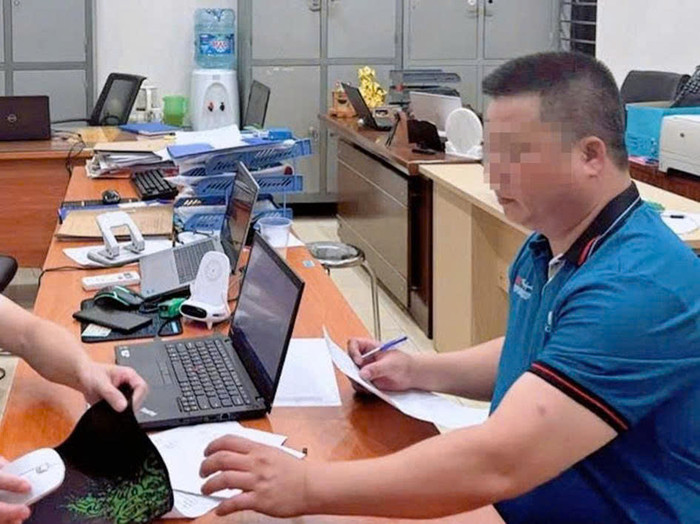Anh B.T.S làm việc tại cơ quan Công an. Ảnh: Công an TP Hà Nội