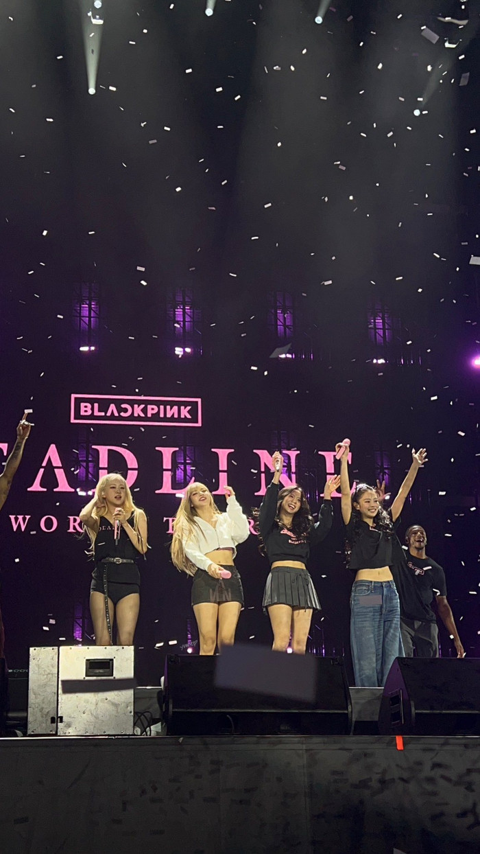 Nữ ca sĩ gây tranh cãi vì vũ đạo nhạy cảm với vũ công Ảnh 1