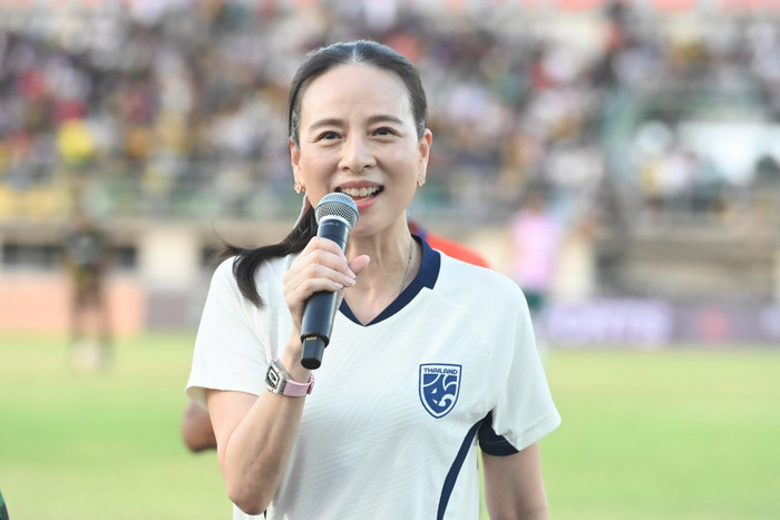 Trọng tài Thái Lan nhập viện vì bị cầu thủ hành hung, Madam Pang đã lập tức ra tay mạnh mẽ. Ảnh: Fanpage Madam Pang