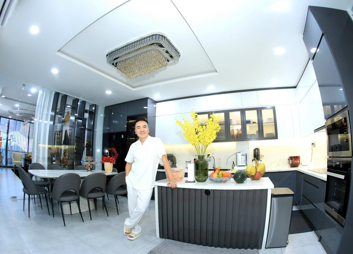 Lần hiếm hoi Dương Ngọc Thái chia sẻ hình ảnh bên trong nhà chục tỷ giữa trung tâm TP.HCM. (Ảnh: FBNV)