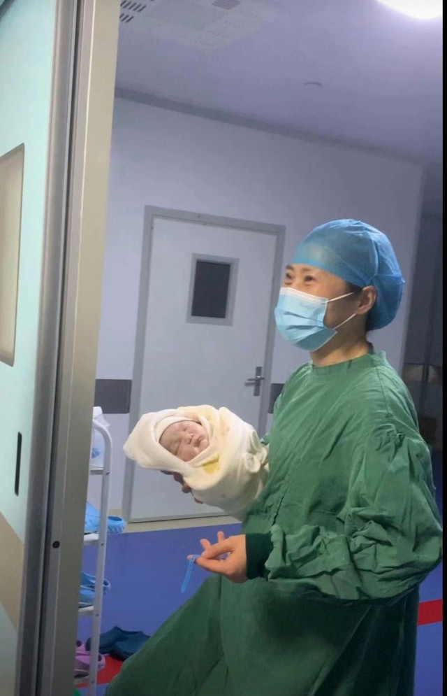 Bác sĩ sản phụ nổi tiếng ngã lầu bệnh viện tử vong, câu chuyện phía sau khiến nhiều người bức xúc Ảnh 1