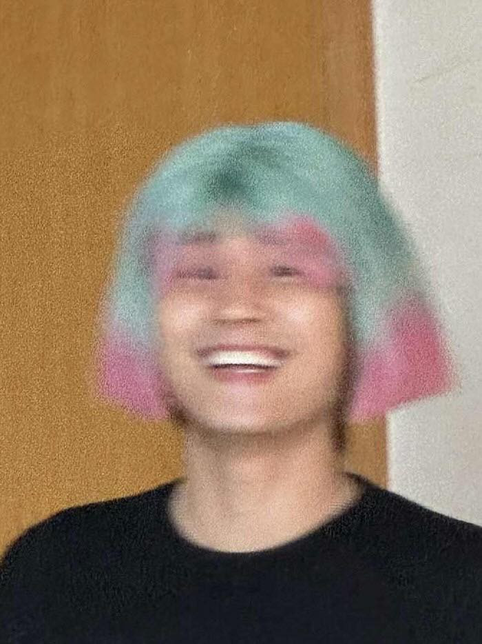 Tăng Duy Tân với bộ tóc giả trong phần trình diễn của team Bích Phương. (Ảnh: FBNV)