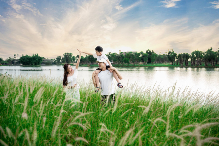 Thúy Diễm hạnh phúc bên Lương Thế Thành và con trai. Ảnh: FBNV