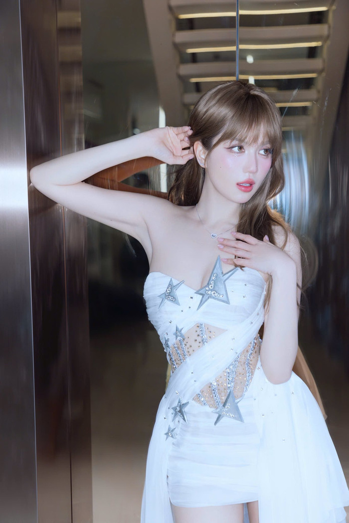 Ngọc Trinh luôn biến hóa đa dạng phong cách. Ảnh: FBNV