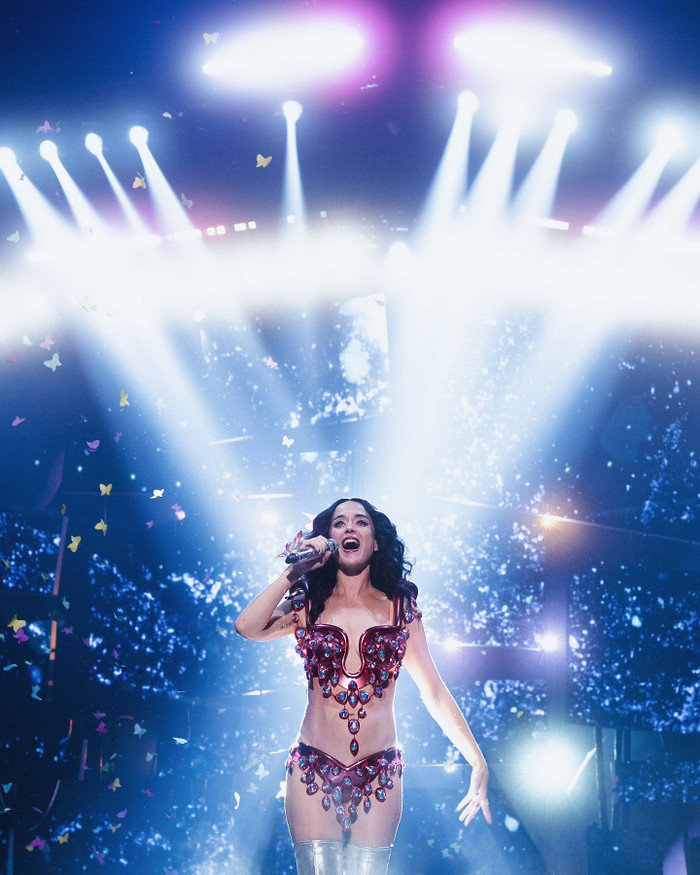 Bé gái bất ngờ ngã gục xuống sàn sân khấu, nữ ca sĩ hốt hoảng dừng chương trình Ảnh 2