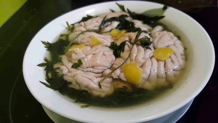 Nhiều người quan niệm ăn óc lợn sẽ giúp bổ não, tăng cường trí nhớ. (Ảnh minh họa từ VTC)